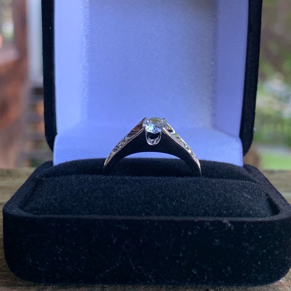 SUSPENDED SOLITAIRE RING - Picture 2 of 8